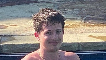 Makin Ngadi-ngadi, Charlie Puth Unggah Foto Bugil