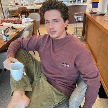 Bikin Iri, Charlie Puth Diam-diam 'Goda' Erika Carlina lewat DM IG