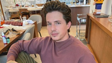 img-title Bikin Iri, Charlie Puth Diam-diam 'Goda' Erika Carlina lewat DM IG