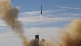 China Sukses Luncurkan Tiga Astronaut ke Stasiun Luar Angkasa