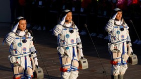 Alasan Baju Astronaut Mahal