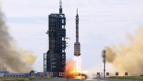 FOTO: Detik-detik Peluncuran Roket Tiga Astronaut China