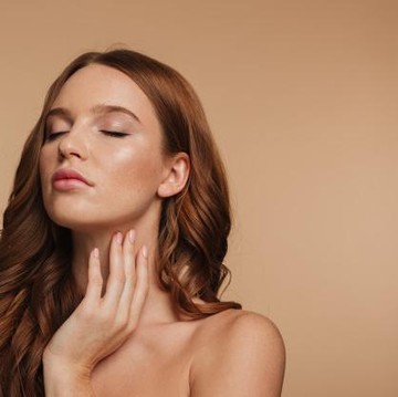 img-title Gak Cuman Wajah, Leher Juga Perlu Dirawat dengan 7 Pilihan Neck Cream Berikut!