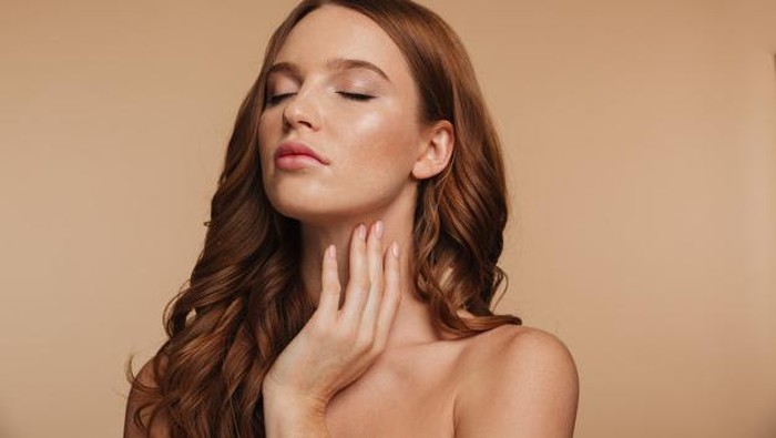 Gak Cuman Wajah, Leher Juga Perlu Dirawat dengan 7 Pilihan Neck Cream Berikut! Gak Cuman Wajah, Leher Juga Perlu Dirawat dengan 7 Pilihan Neck Cream Berikut!