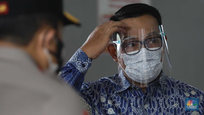 Gubernur Jawa Barat Ridwan Kamil di Stasiun Bogor pantau Vaksinasi pengguna KRL, Kamis (17/6/2021). (CNBC Indonesia/Muhammad Sabki)