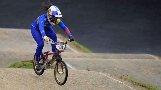 Pembalap BMX Belanda Niek Kimmann mengalami cedera lutut setelah menabrak seorang panitia saat latihan di Olimpiade 2020 di Tokyo.