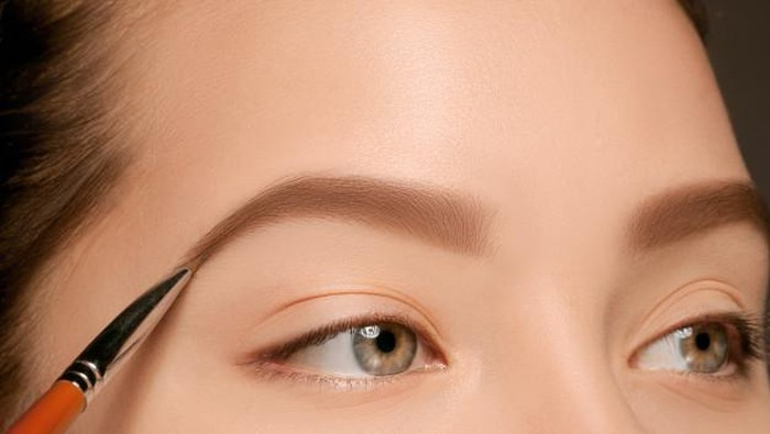 Ladies, Begini Cara Pakai Pensil Alis yang Benar Menurut Ahli Sulam Alis