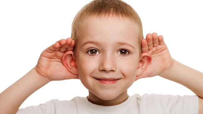 Penumpukan kotoran di liang telinga anak perlu diatasi. Berikut cara aman membersihkan telinga anak.