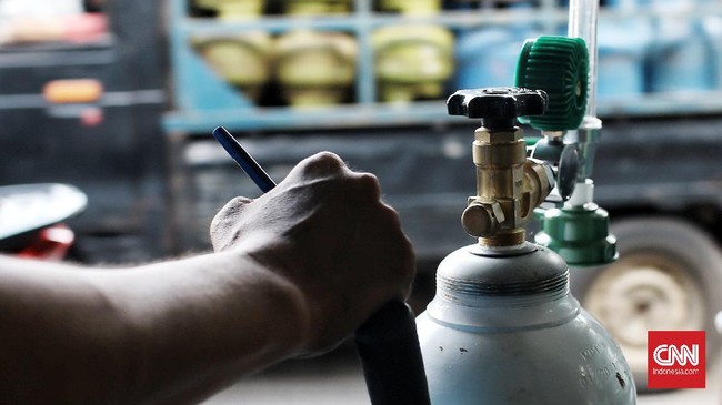 Kementerian Kesehatan menyebut kurangnya tabung oksigen untuk pasien Covid-19 di Jawa Tengah karena lambatnya distribusi.