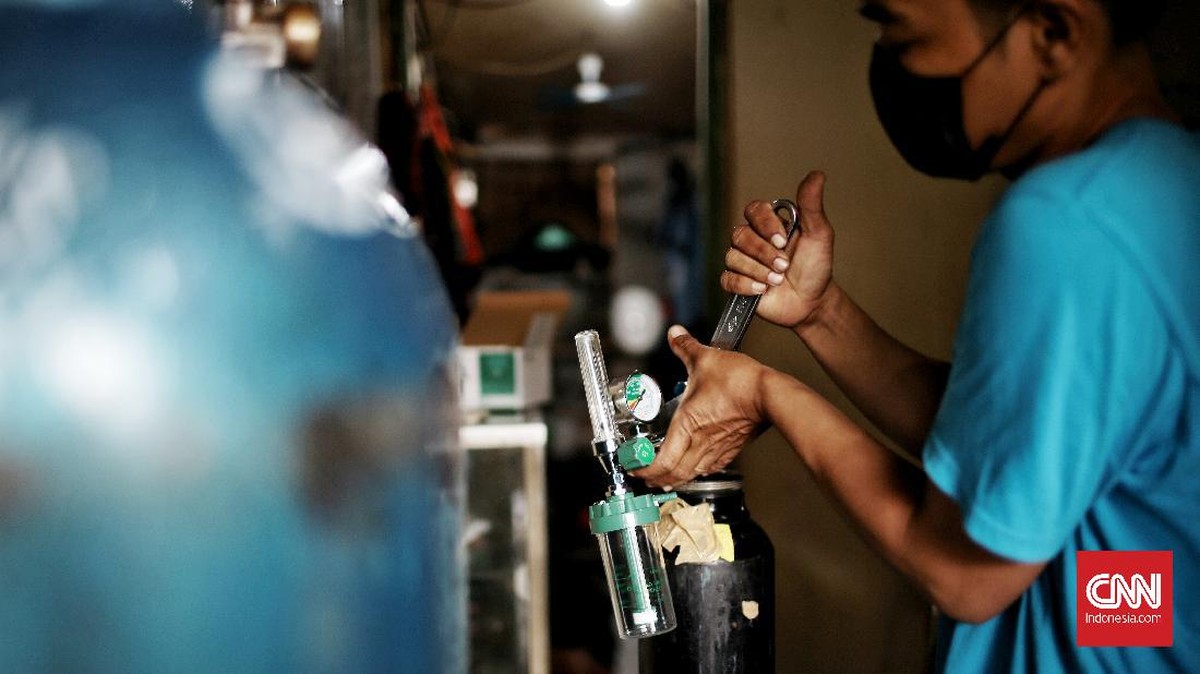 FOTO: Permintaan Isi Ulang Oksigen Medis Naik 50 Persen