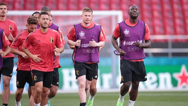 Kevin De Bruyne hindari menyundul bola dalam latihan timnas Belgia di Euro 2020 (Euro 2021).