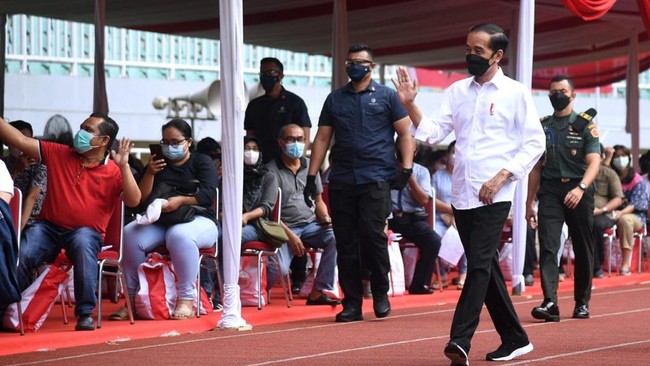 Jokowi berpesan kepada masyarakat agar selama pandemi covid tetap tinggal di rumah jika tidak ada kebutuhan yang mendesak.