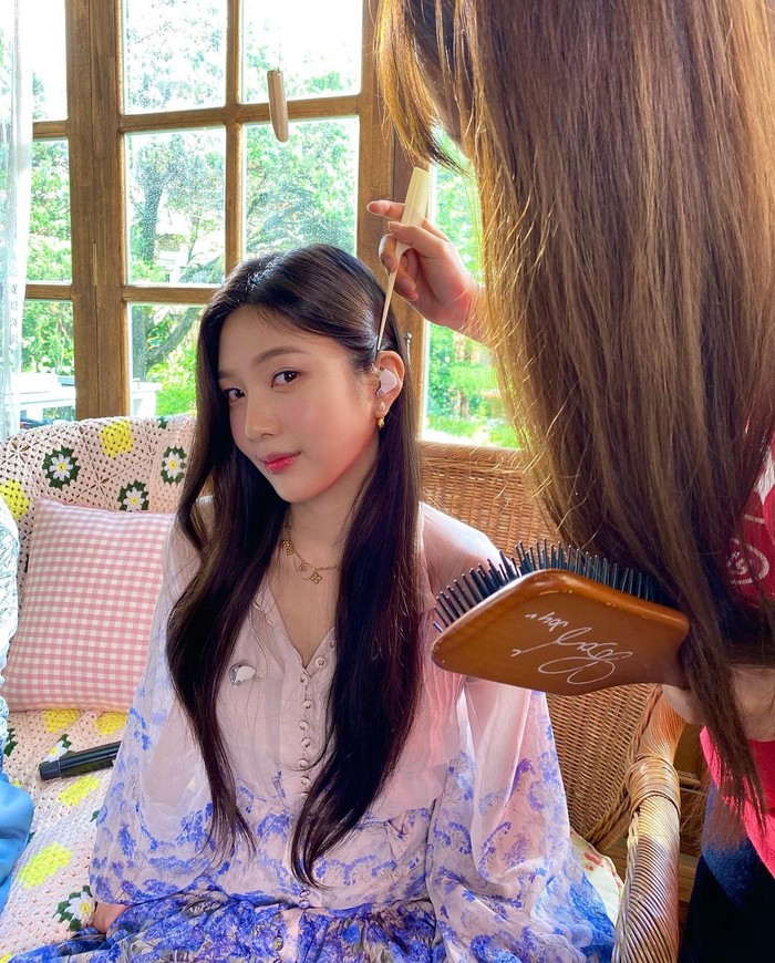 Joy juga membagikan momen bahagianya bersama penata riasnya. Joy terlihat fresh dalam balutan dress dengan kombinasi warna biru dan putih yang ia kenakan. (foto: instagram.com/@_imyour_joy)