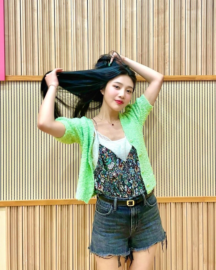 Joy sepertinya makin aktif mengunggah foto melalui social media Instagram miliknya. Seperti foto ia dengan cardigan hijaunya, tak lupa dirinya juga menambahkan emoji berbentuk love sebagai caption fotonya. (foto: instagram.com/@_imyour_joy)