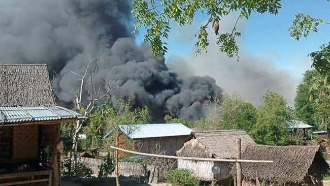 Pasukan Junta Myanmar Bakar Desa, Dua Lansia Gosong Pasukan kemananan membakar sebuah desa di Myanmar setelah bentrok dengan oposisi junta militer, warga melaporkan ada dua orang tua tewas terbakar.