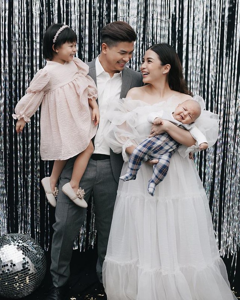 Kekompakkan Keluarga Glenn Alinskie & Chelsea Olivia Glenn Alinskie dan Chelsea Olivia telah dikaruniai dua orang anak, Nastusha dan Dante. Yuk kita intip kekompakkan keluarga mereka!