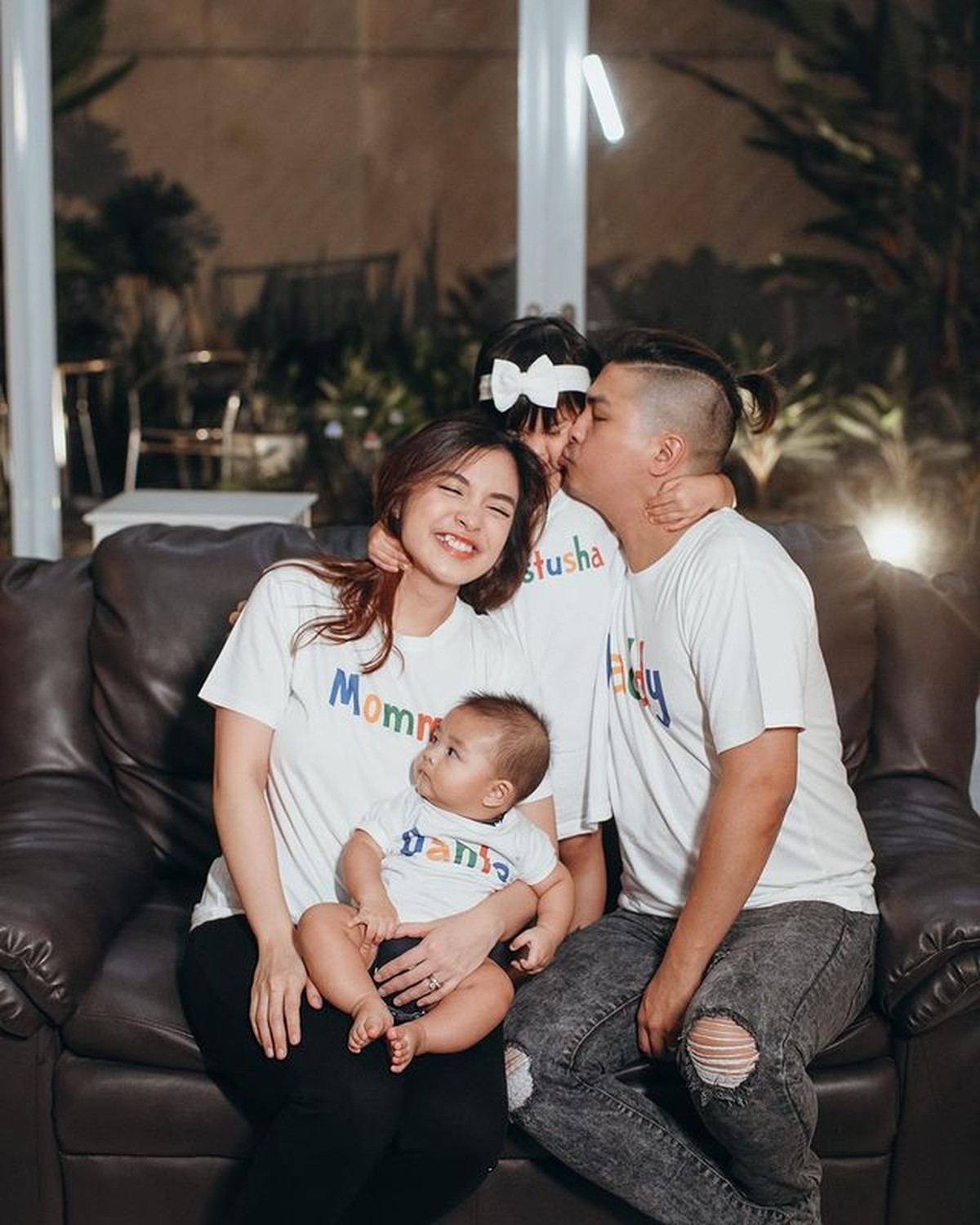 Glenn Alinskie dan Chelsea Olivia telah dikaruniai dua orang anak&comma; Nastusha dan Dante&period; Yuk kita intip kekompakkan keluarga mereka&excl;