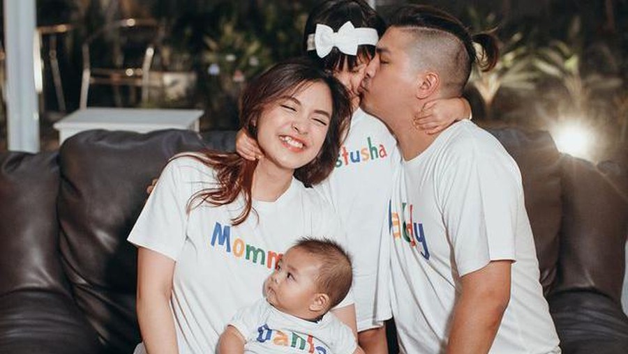 Glenn Alinskie dan Chelsea Olivia telah dikaruniai dua orang anak, Nastusha dan Dante. Yuk kita intip kekompakkan keluarga mereka!