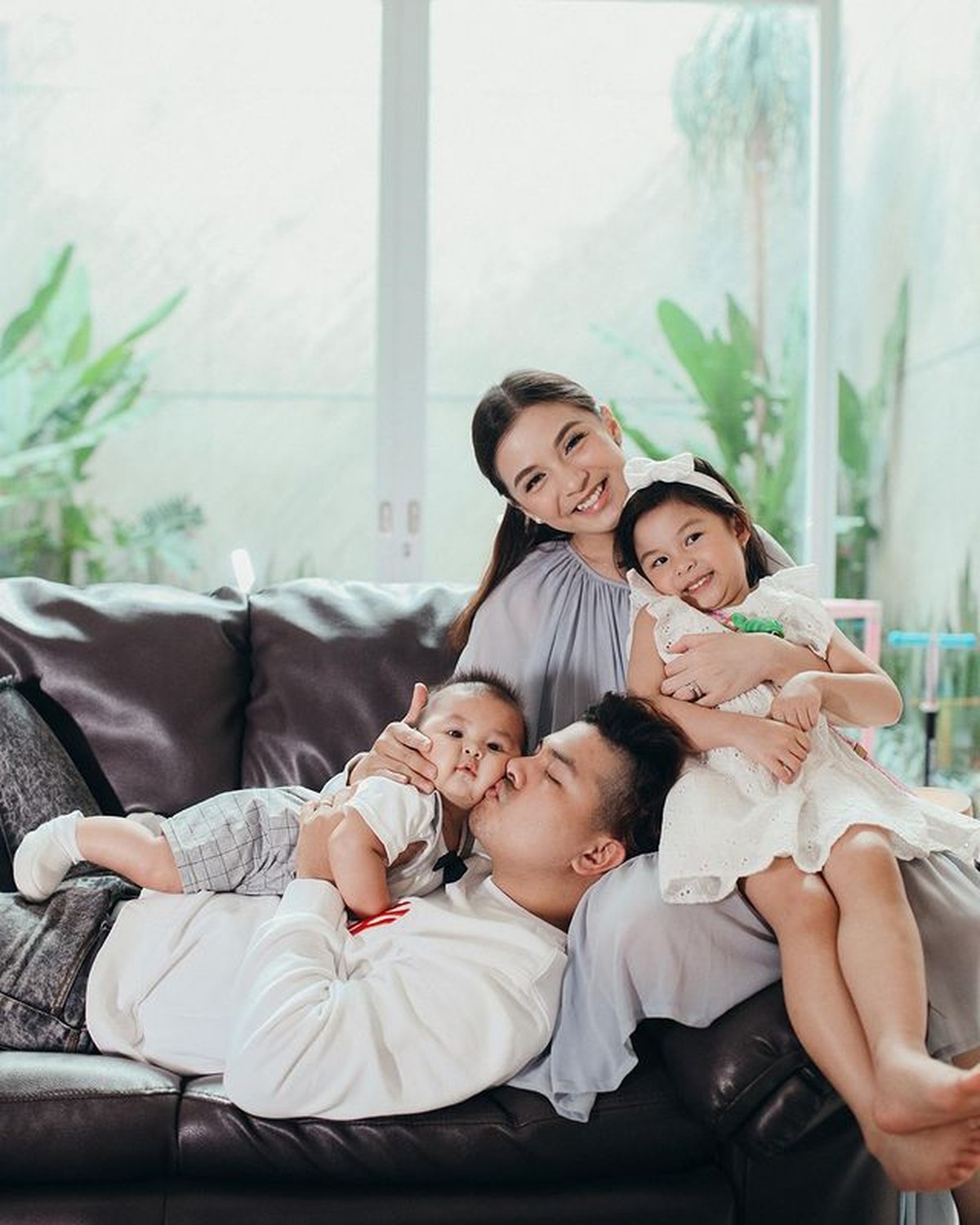 Glenn Alinskie dan Chelsea Olivia telah dikaruniai dua orang anak&comma; Nastusha dan Dante&period; Yuk kita intip kekompakkan keluarga mereka&excl;