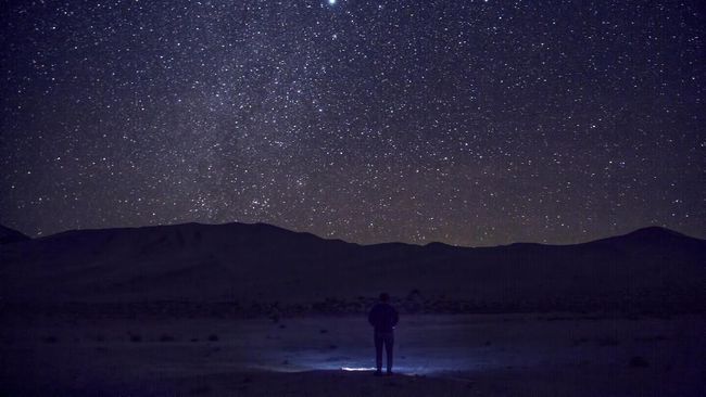 7 Lokasi Menikmati Nyanyian Pasir yang Misterius Marco Polo di abad ke-13 mengatakan bahwa ada pasir yang bisa bersuara. Ia menganggap suara-suara bergemuruh itu berasal dari roh gurun pasir yang jahat.