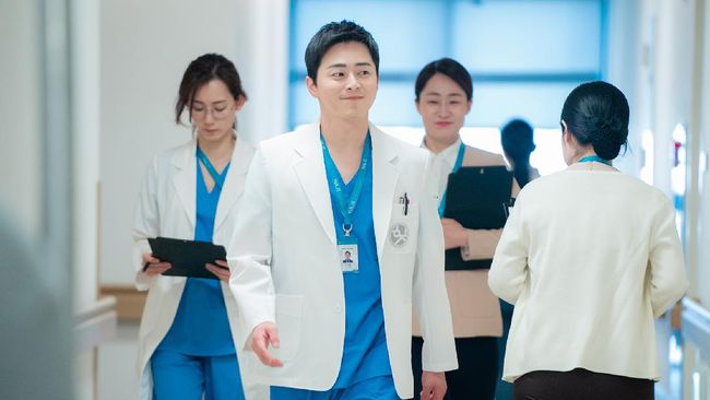 Setelah sebelumnya sempat ditunda selama sepekan, drama Korea Hospital Playlist 2 akhirnya kembali tayang pada Kamis (5/8).