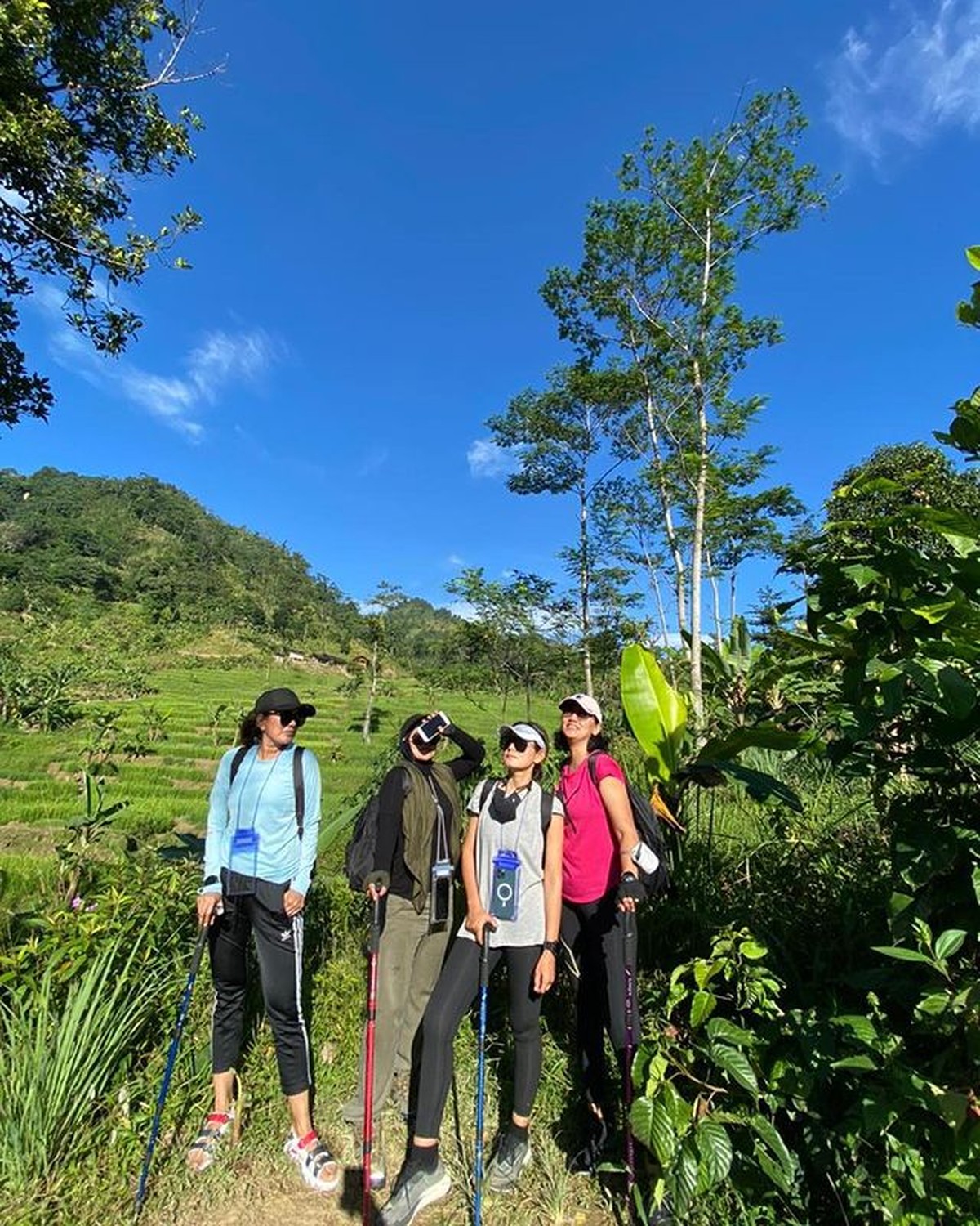 Sarita Abdul Mukti liburan di kawasan puncak Bogor namun ia tampil tanpa hijab&period; Ia sempat diduga adalah Shafa Harris&comma; yuk kita intip&excl;