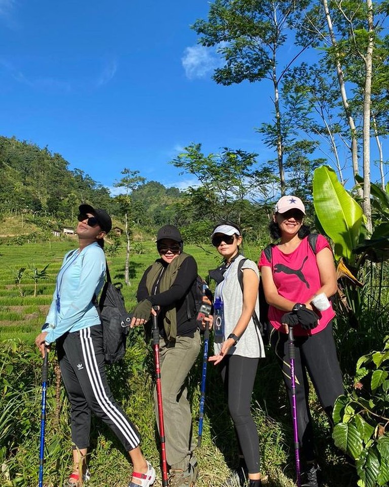 Penampakan Sarita Abdul Mukti Tanpa Hijab Mirip Shafa Harris Sarita Abdul Mukti liburan di kawasan puncak Bogor namun ia tampil tanpa hijab. Ia sempat diduga adalah Shafa Harris, yuk kita intip!