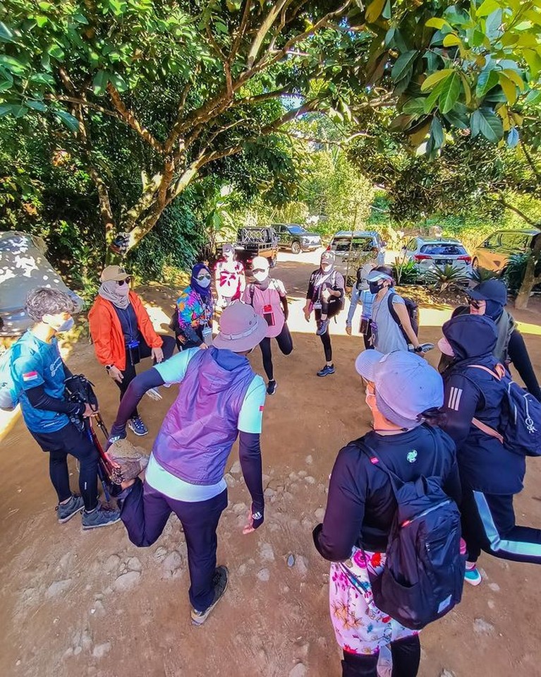 Sarita Abdul Mukti liburan di kawasan puncak Bogor namun ia tampil tanpa hijab. Ia sempat diduga adalah Shafa Harris, yuk kita intip!