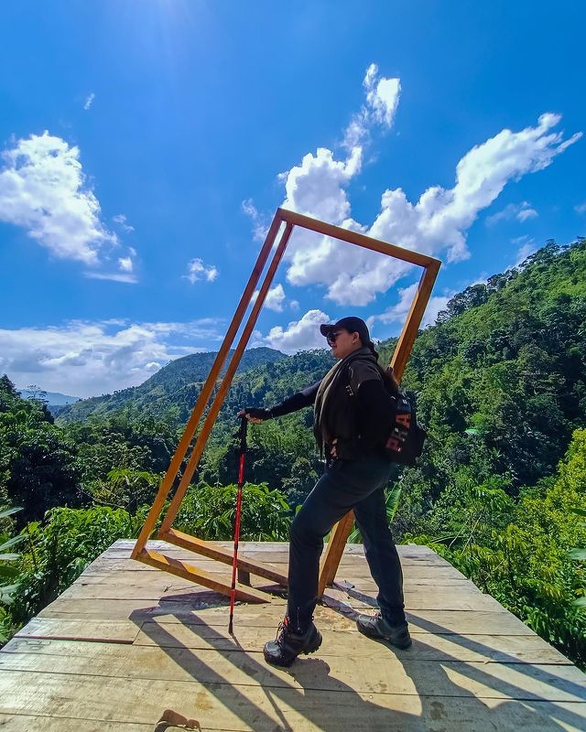 Sarita Abdul Mukti liburan di kawasan puncak Bogor namun ia tampil tanpa hijab&period; Ia sempat diduga adalah Shafa Harris&comma; yuk kita intip&excl;