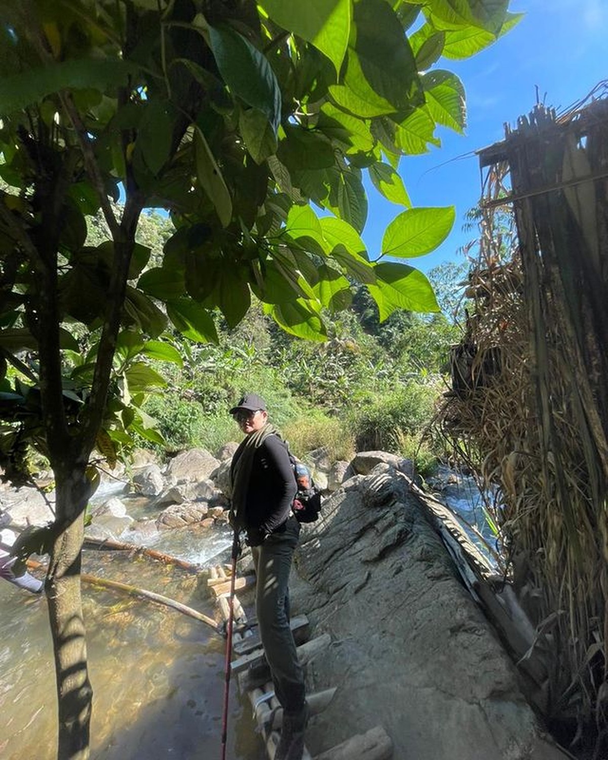 Sarita Abdul Mukti liburan di kawasan puncak Bogor namun ia tampil tanpa hijab&period; Ia sempat diduga adalah Shafa Harris&comma; yuk kita intip&excl;