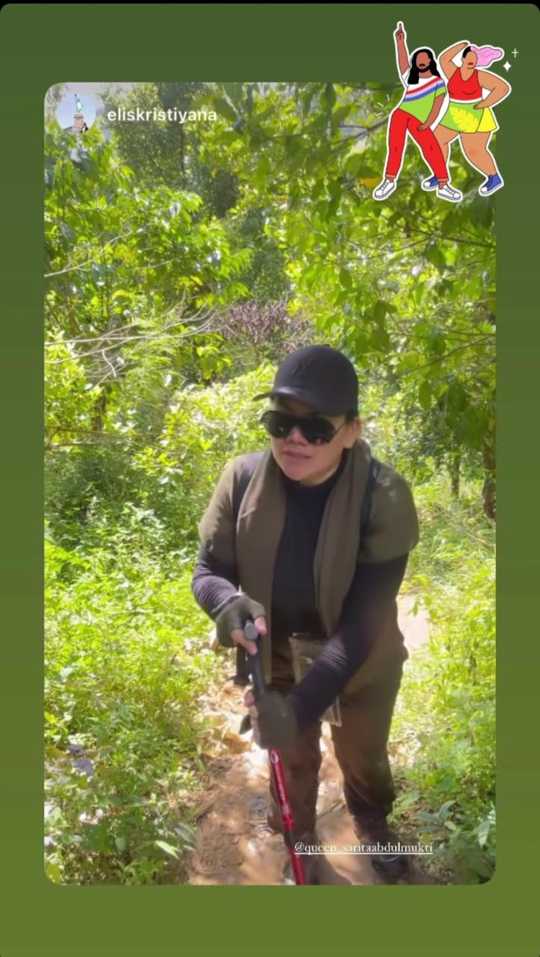 Sarita Abdul Mukti liburan di kawasan puncak Bogor namun ia tampil tanpa hijab. Ia sempat diduga adalah Shafa Harris, yuk kita intip!