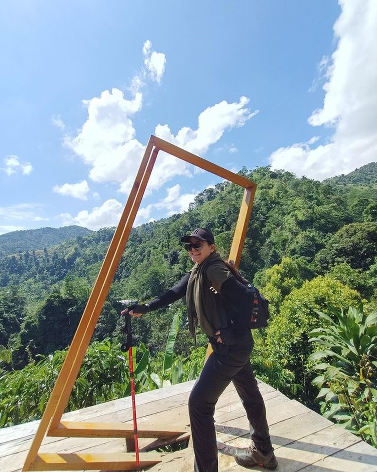 Sarita Abdul Mukti liburan di kawasan puncak Bogor namun ia tampil tanpa hijab&period; Ia sempat diduga adalah Shafa Harris&comma; yuk kita intip&excl;