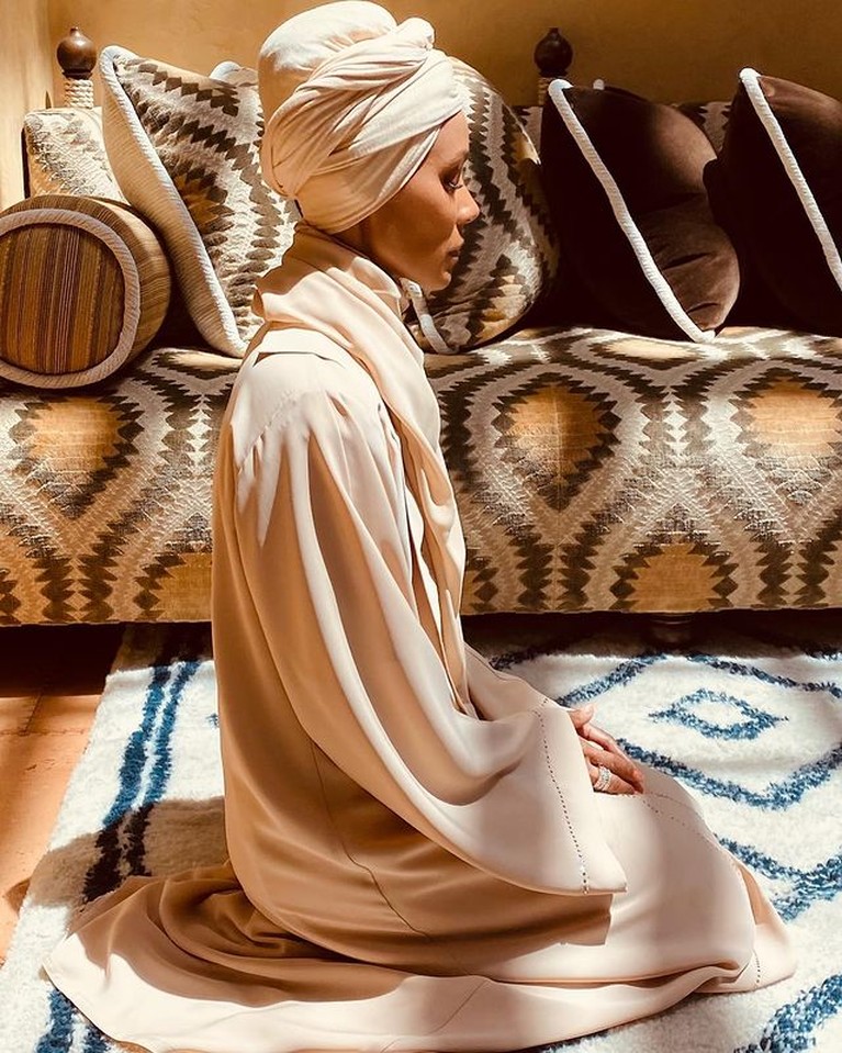 Penampilan Jada Pinkett Smith Berhijab Istri Will Smith, Jada Pinkett Smith viral di Instagram karena foto dirinya mengenakan hijab. Yuk kita intip potretnya!