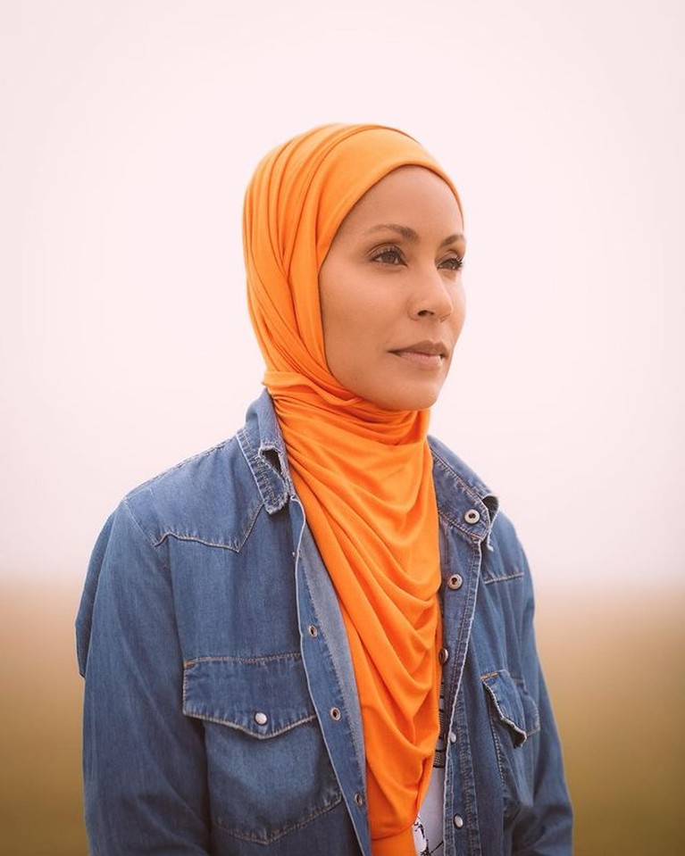 Penampilan Jada Pinkett Smith Berhijab Istri Will Smith, Jada Pinkett Smith viral di Instagram karena foto dirinya mengenakan hijab. Yuk kita intip potretnya!