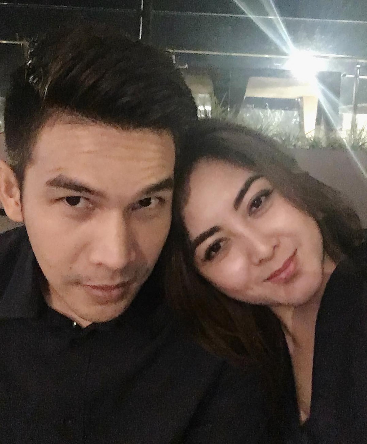 Pernikahan Jonathan Frizzy dan Dhena Devanka belakangan ini diterpa isu tak sedap&period; Yuk kita intip potret harmonis mereka&excl;