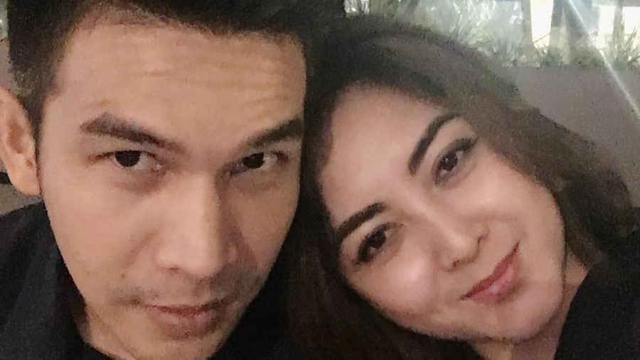 Potret Jonathan Frizzy dan Istri Pernikahan Jonathan Frizzy dan Dhena Devanka belakangan ini diterpa isu tak sedap. Yuk kita intip potret harmonis mereka!
