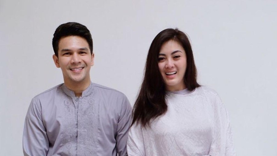 Pernikahan Jonathan Frizzy dan Dhena Devanka belakangan ini diterpa isu tak sedap. Yuk kita intip potret harmonis mereka!