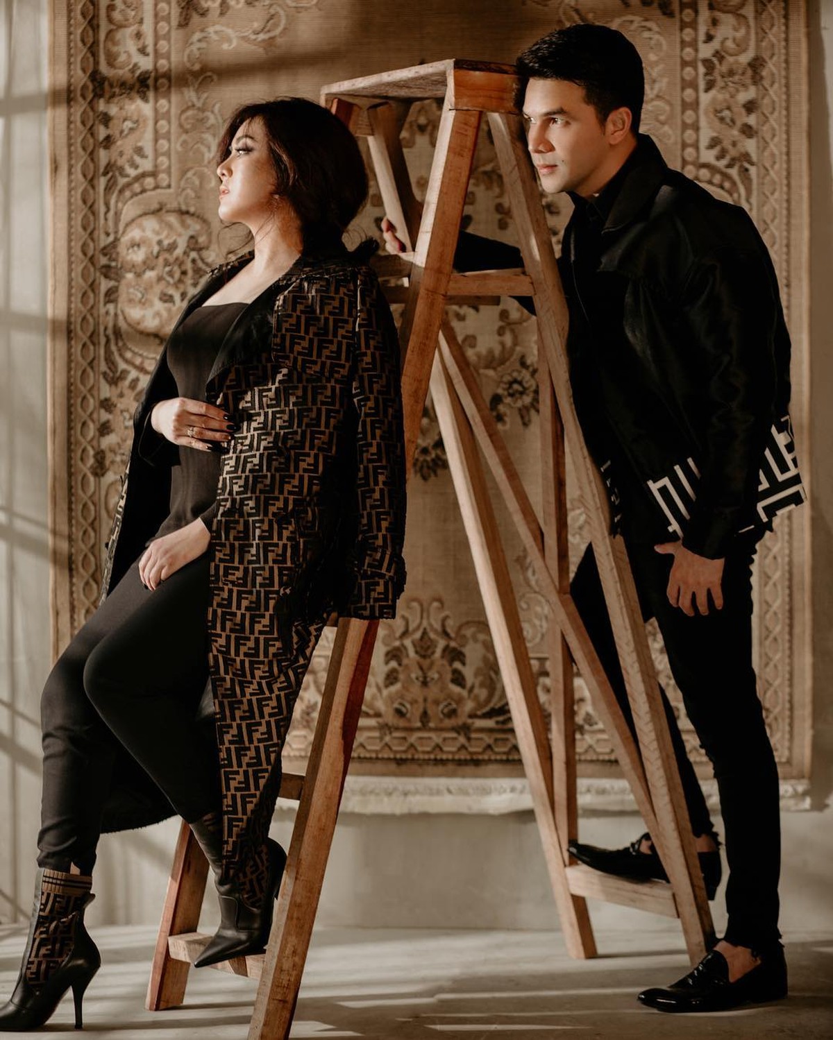 Pernikahan Jonathan Frizzy dan Dhena Devanka belakangan ini diterpa isu tak sedap&period; Yuk kita intip potret harmonis mereka&excl;