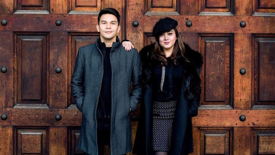 Pernikahan Jonathan Frizzy dan Dhena Devanka belakangan ini diterpa isu tak sedap. Yuk kita intip potret harmonis mereka!