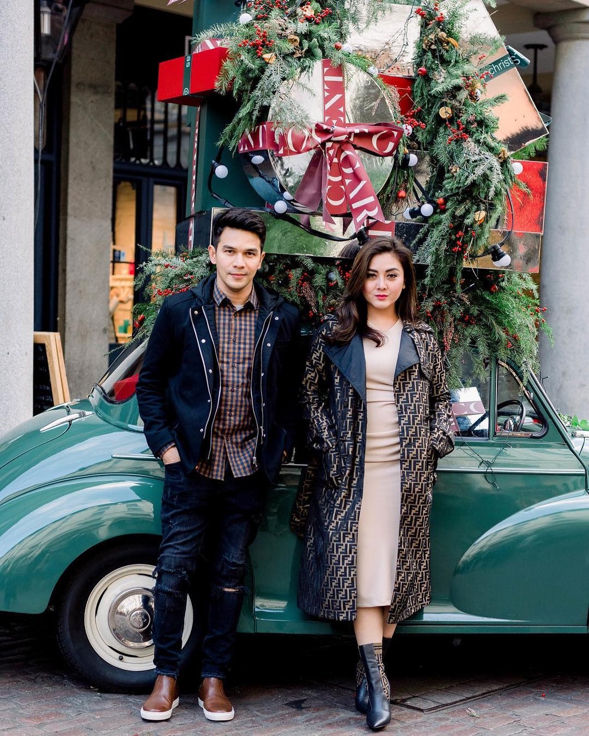 Pernikahan Jonathan Frizzy dan Dhena Devanka belakangan ini diterpa isu tak sedap&period; Yuk kita intip potret harmonis mereka&excl;