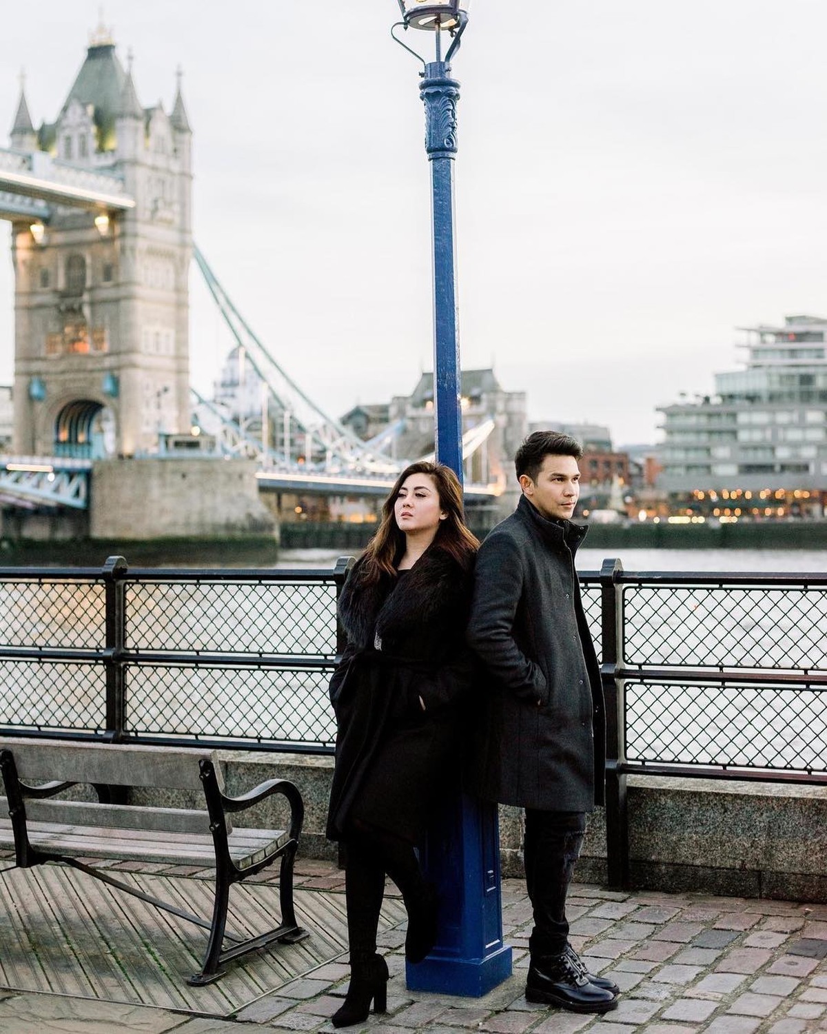 Pernikahan Jonathan Frizzy dan Dhena Devanka belakangan ini diterpa isu tak sedap&period; Yuk kita intip potret harmonis mereka&excl;