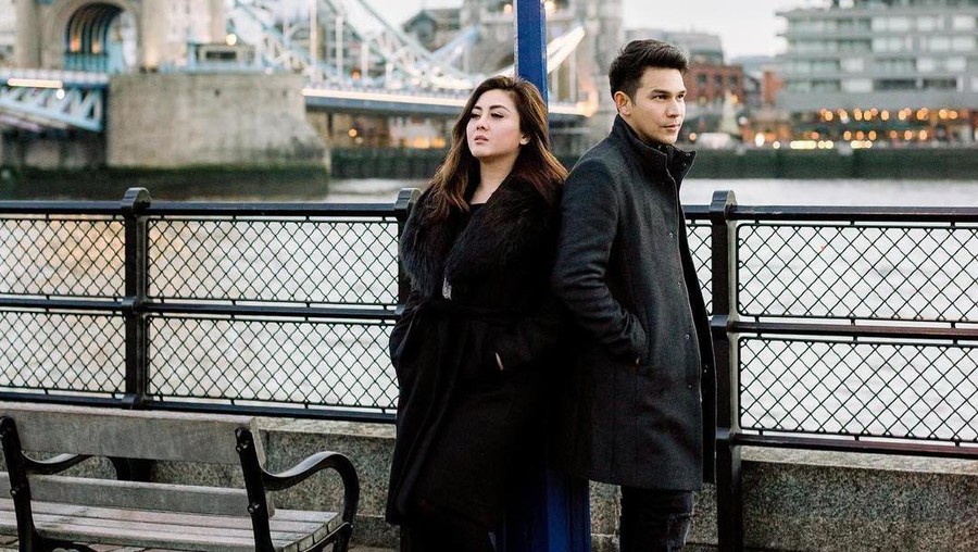 Pernikahan Jonathan Frizzy dan Dhena Devanka belakangan ini diterpa isu tak sedap. Yuk kita intip potret harmonis mereka!