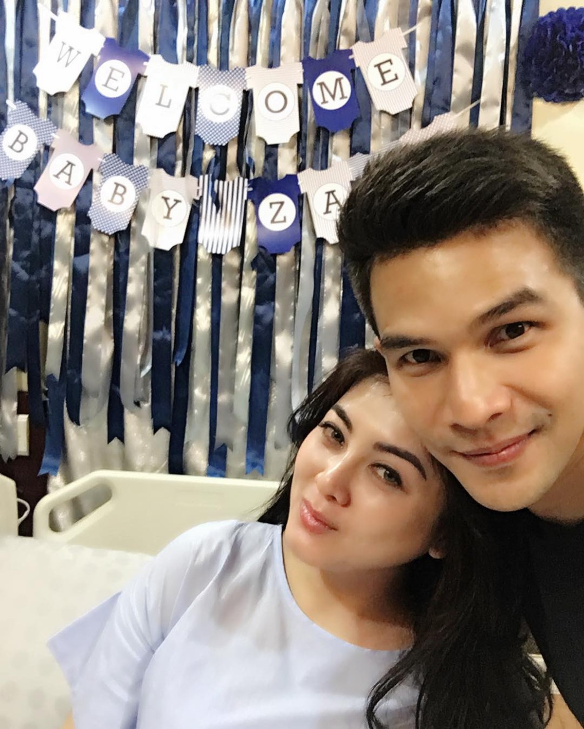 Pernikahan Jonathan Frizzy dan Dhena Devanka belakangan ini diterpa isu tak sedap&period; Yuk kita intip potret harmonis mereka&excl;