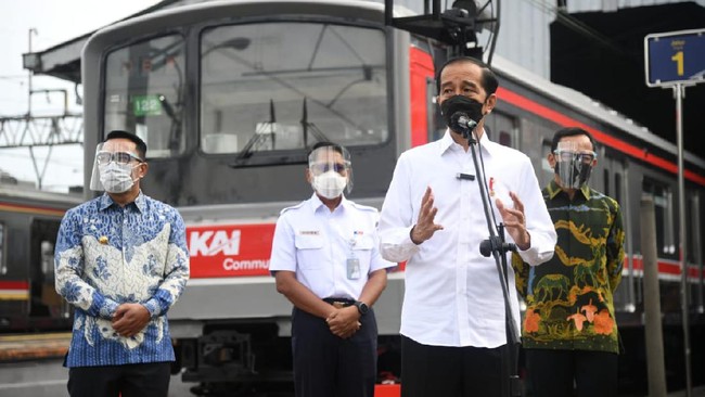 Dua orang menerobos pengamanan Paspampres untuk bisa berfoto bersama Jokowi sehingga diamankan. Namun keduanya tidak ditahan dan hanya dimintai keterangan.