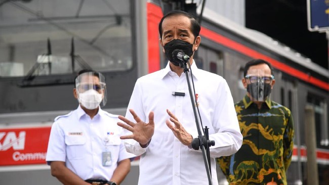 Presiden Jokowi mendadak blusukan mengunjungi Kelurahan Rawasari, Jakarta Pusat meninjau pelaksanaan PPKM Mikro. 