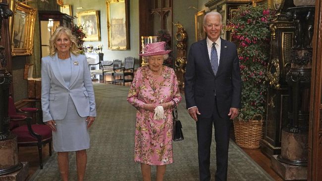 Gaun yang dikenakan Ratu Elizabeth II saat bertemu Joe Biden diduga merupakan persembahan untuk sang cicit, Lilibet Diana.