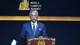 Raja Malaysia Masuk RS, Mantan PM Mahathir Mulai Stabil