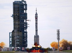 Detik-detik Peluncuran Satelit China ke Luar Angkasa