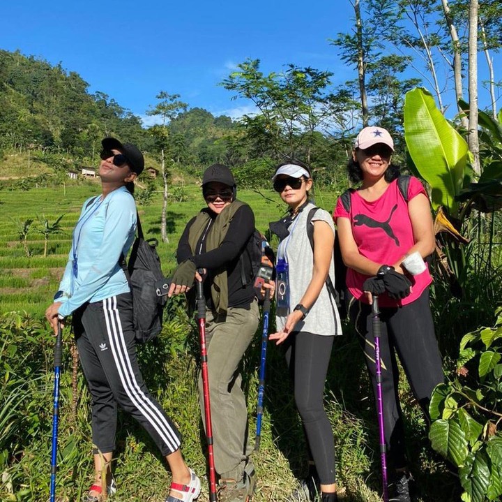 <p>Bunda empat anak itu melakukan perjalanan alam ke sebuah curug di kawasan Jawa Barat, Bunda. Ia tampil trendi menggunakan kacamata hitam dan topi berwarna senada. (Foto: Instagram: @queen_saritaabdulmukti)</p>