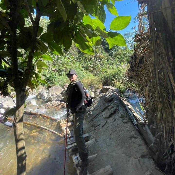<p>Meskipun trek dan jalanan yang dilewati sangat curam dan enggak biasa, Sarita tetap semangat nih. Ia bahkan enggak takut saat menyebrangi rintangan jembatan kayu. (Foto: Instagram: @queen_saritaabdulmukti)</p>